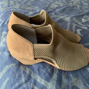 Eileen Fisher open towed shoes with side openings
